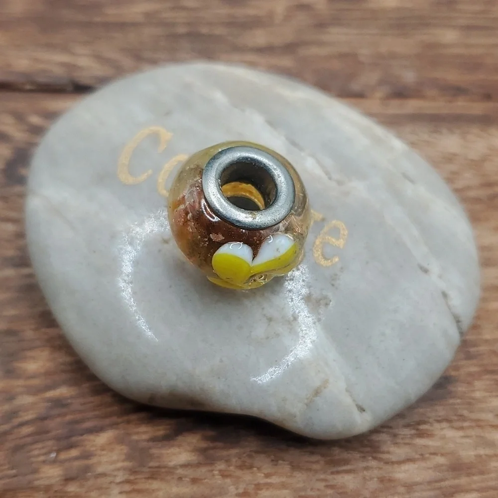 Daisy‎ yellow charm